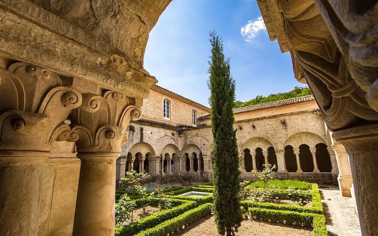 Gordes and the abbey of Sénanque, Gordes