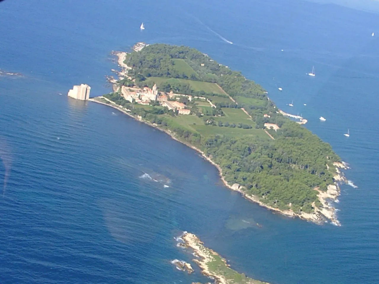 The Lérins islands and Cap d'Antibes, Departure from Cannes