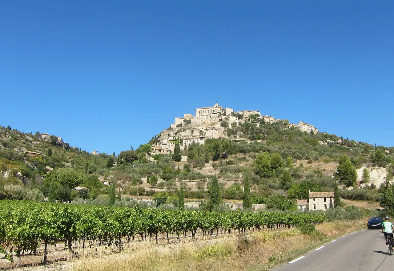 The Luberon by e-bike, Vineyards and hill villages